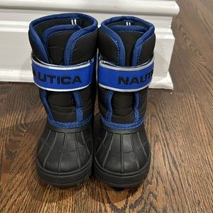 Nautica Snow Boots for a toddler Baby Size 7
